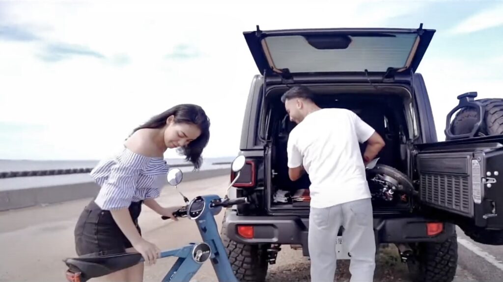 ブレイズスマートEVを車から降ろす男女