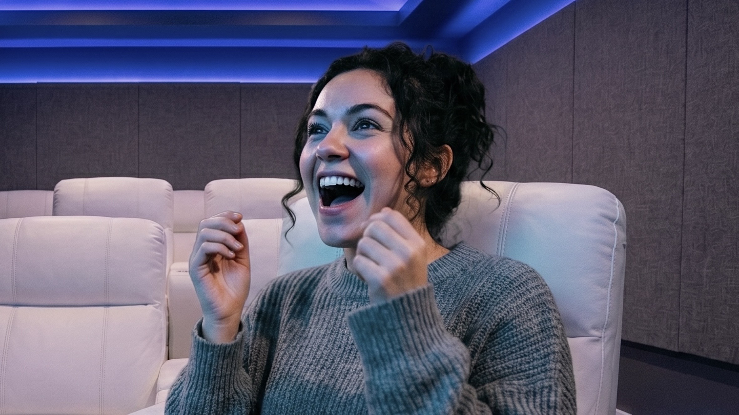 評判の良い動画配信サービス「Disney+（ディズニープラス）」で配信作品を楽しむ女性
