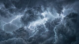 「ゴジラ映画」どこで観れるか？現在配信中のおすすめ動画配信サービス（VOD）紹介記事のイメージ画像・ゴジラが出現しそうな荒れた空